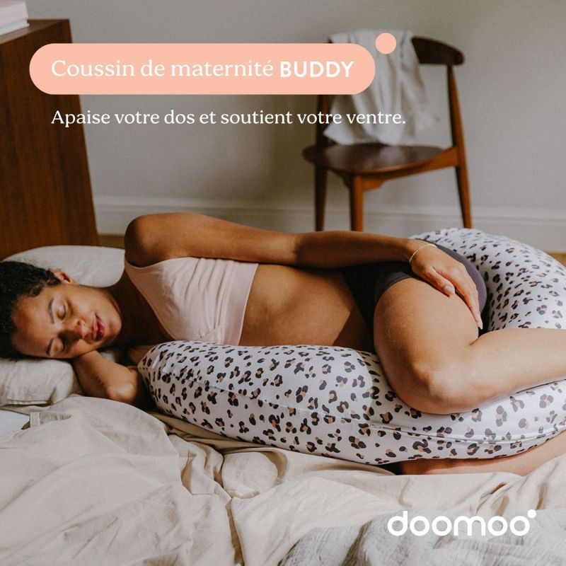 Coussin de maternité Buddy Leopard Cream Doomoo Ambiance 2