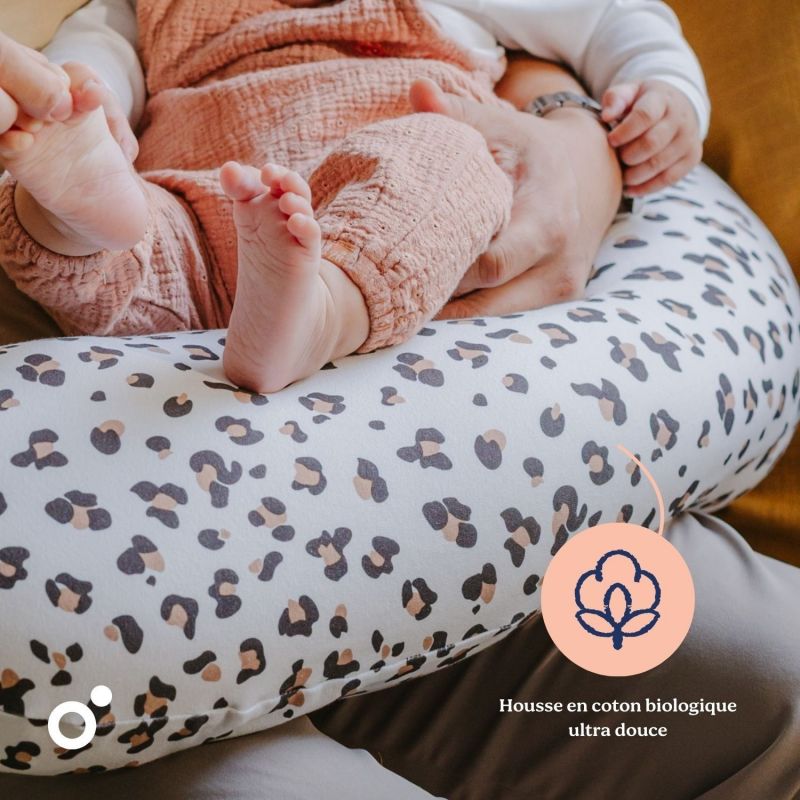 Coussin de maternité Buddy Leopard Cream Doomoo Ambiance 6