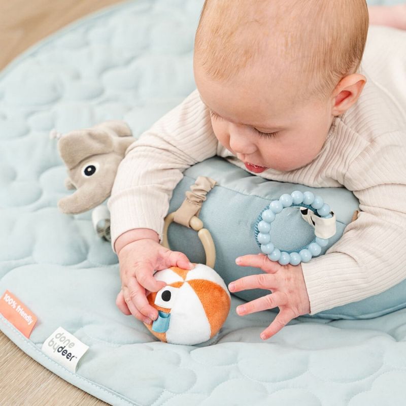 Image d'ambiance de présentation du produit Coussin d'éveil Tummy time Playground Bleu - Done by Deer