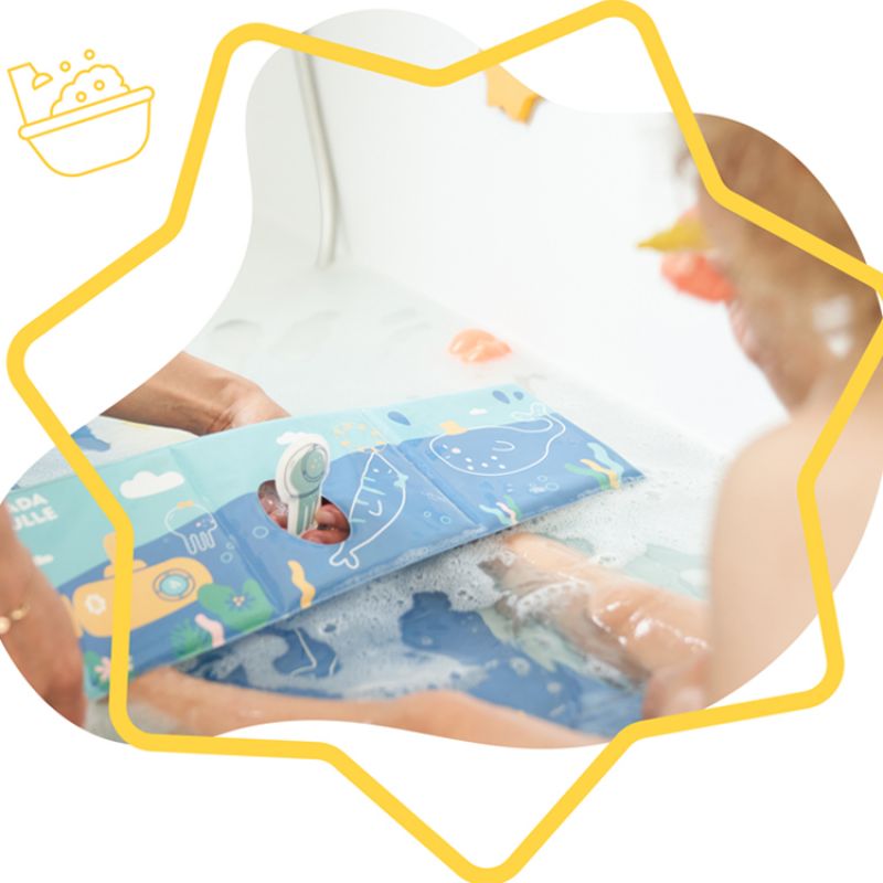 Image d'ambiance de présentation du produit Lot de jouets de bain : livre de bain + stickers (20 pièces) - Badabulle