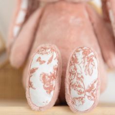 Peluche Augustin le lapin rose (25 cm)