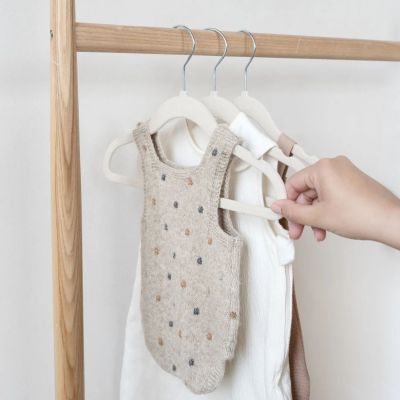 Lot de 15 cintres en velours crème