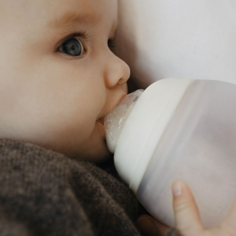 Biberon anti-colique en silicone Milk (330ml) Elhée Ambiance 5