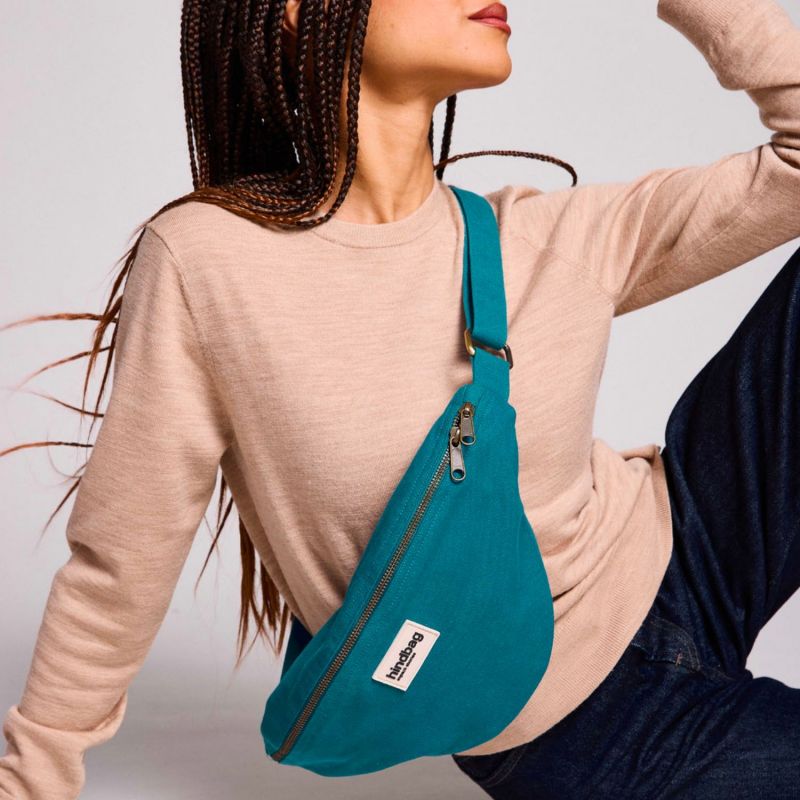 Sac banane Sasha L Bleu Paon Hindbag Ambiance 3