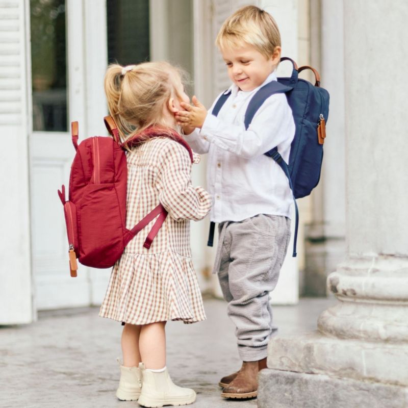 Sac à dos enfant Mini Club Signature Urban Bordeaux Childhome Ambiance 9