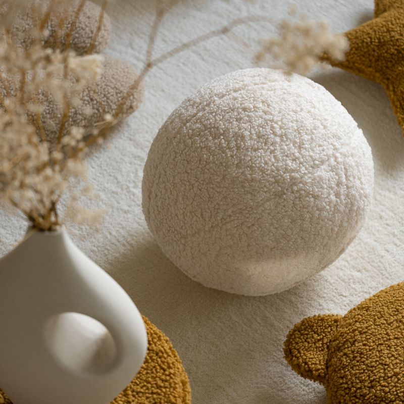 Coussin balle Cream White molletonné Wigiwama Ambiance 3