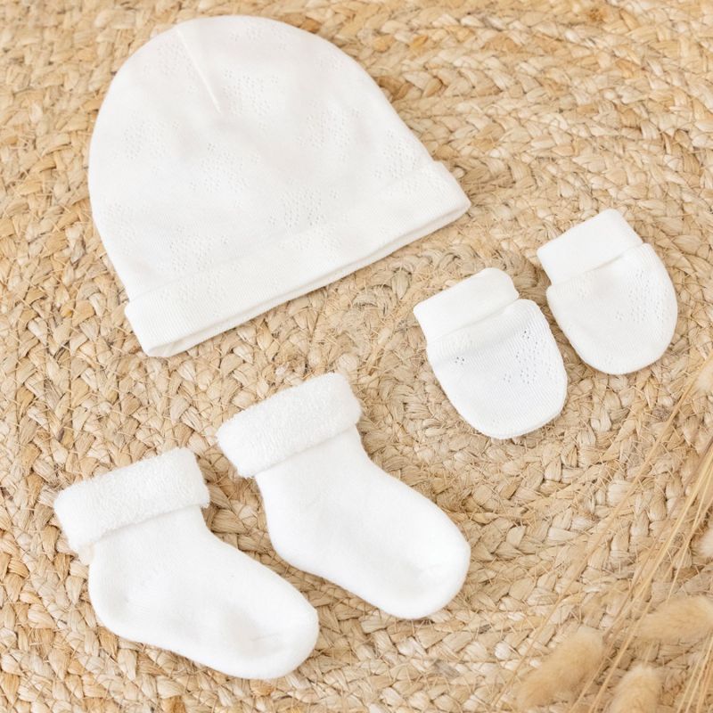 kit naissance bonnet chaussettes mouffles en coton bio Tartine et Chocolat Ambiance 2