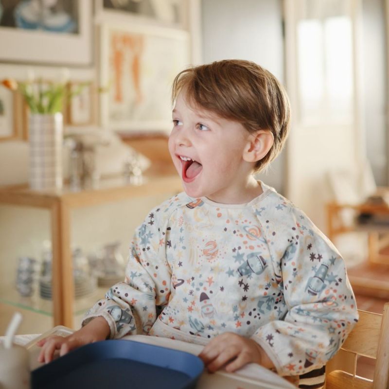 Bavoir à manches longues Space (6-24 mois) Mushie Ambiance 2