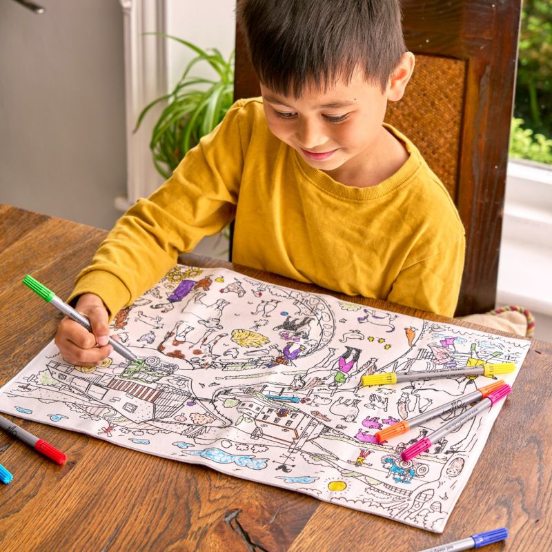 Set de table à colorier lavable et réutilisable Ferme avec 10 feutres Eatsleepdoodle Ambiance 6