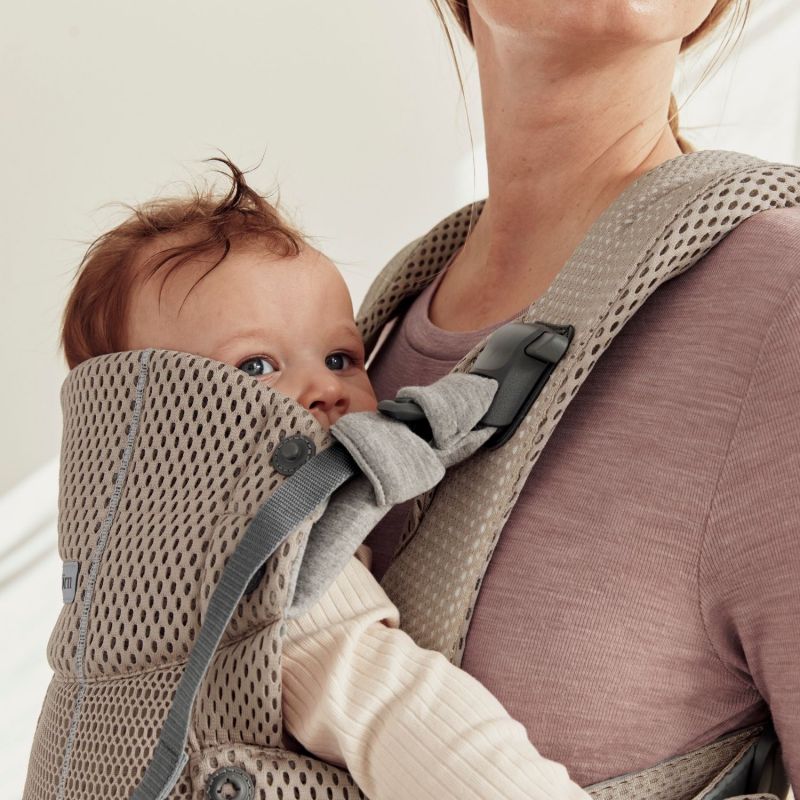 Porte-bébé Harmony 3D Mesh gris beige BabyBjörn Ambiance 9