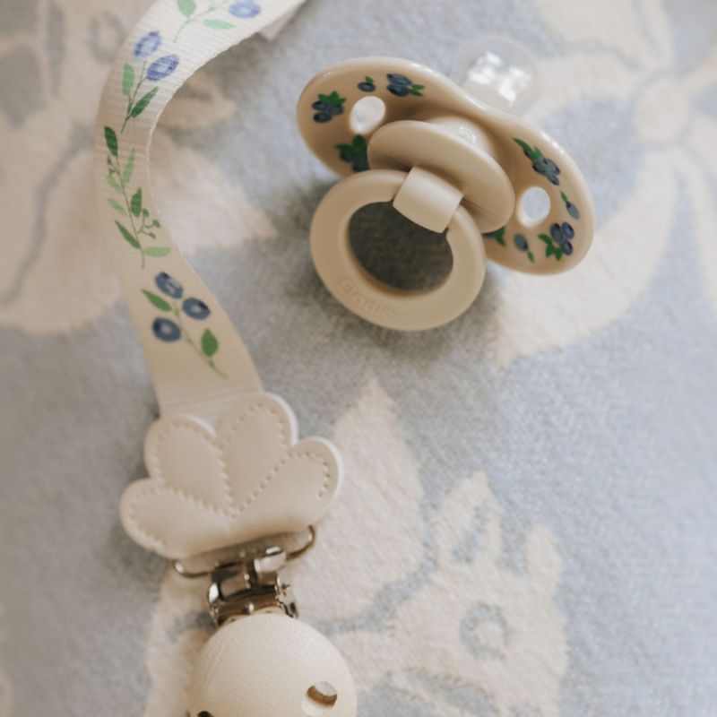 Attache sucette Wood Blueberry Bliss Elodie Details Ambiance 6