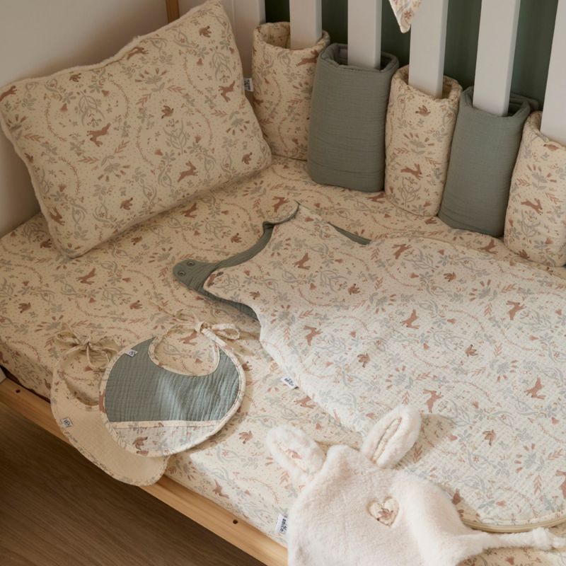 Lot de 2 bavoirs naissance gaze de coton jardin enchantée ivoire et vert de gris BB & Co Ambiance 2