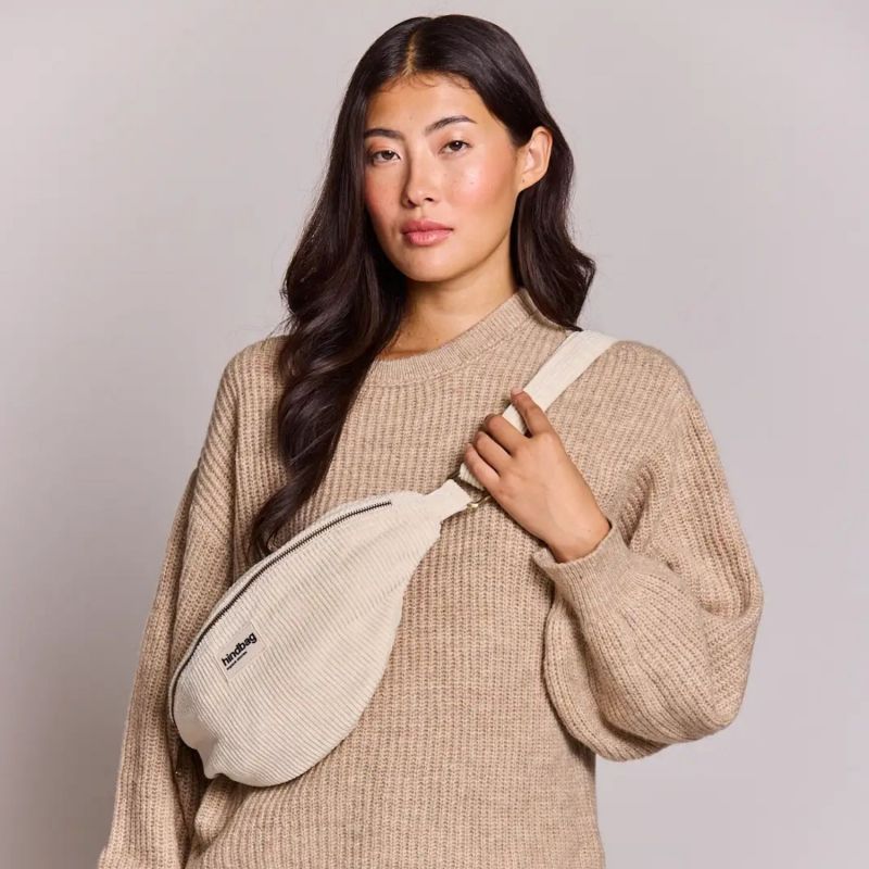 Sac banane Sasha L Velours Beige Hindbag Ambiance 1