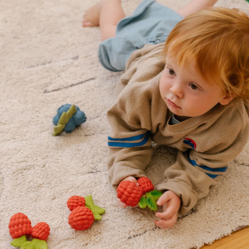 Valery la framboise en latex d'hévéa Oli & Carol Ambiance 5