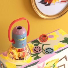 Lanterne à histoires Les Minouchkas