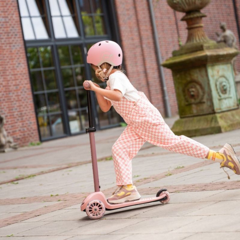Trottinette Highwaykick 3 S LED Rose Scoot and ride Ambiance 2