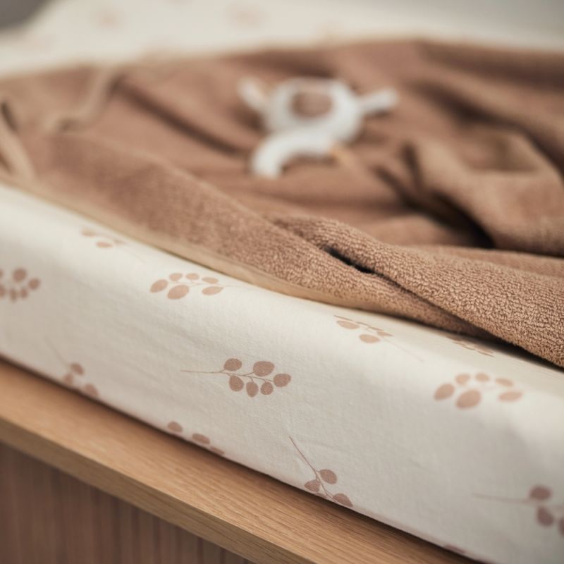 Image d'ambiance de présentation du produit Housse matelas à langer en jersey Twig Wild Rose (50 x 70 cm) - Jollein