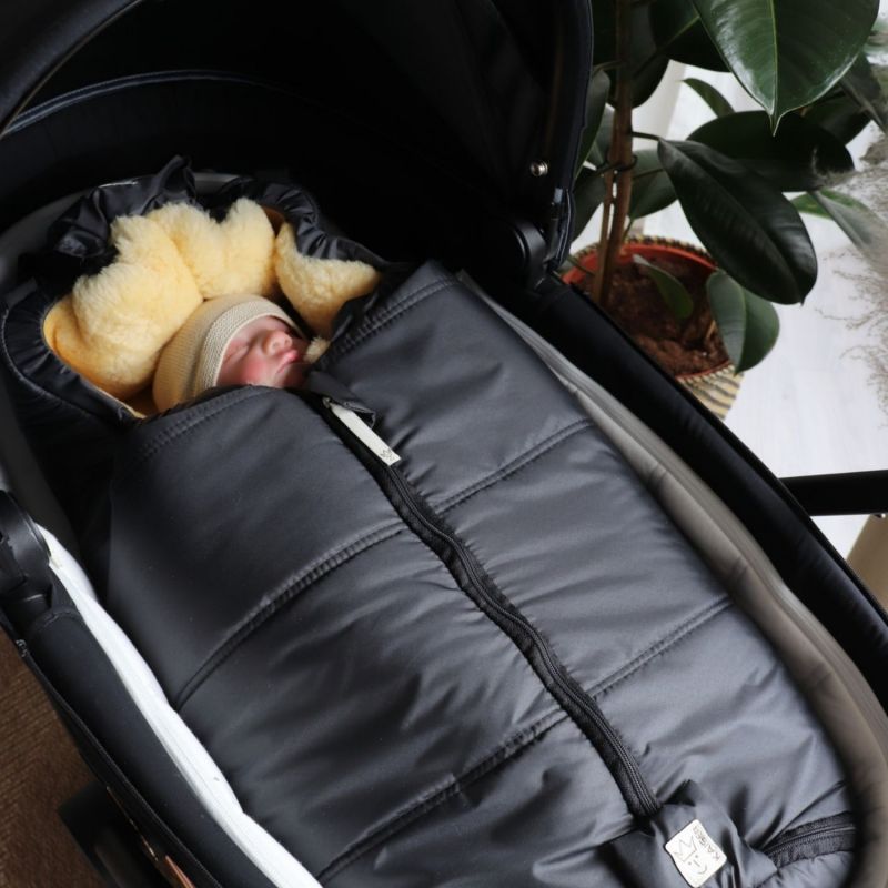 Chancelière pour siège-auto bébé en peau d'agneau NAADJA anthracite Kaiser Ambiance 2