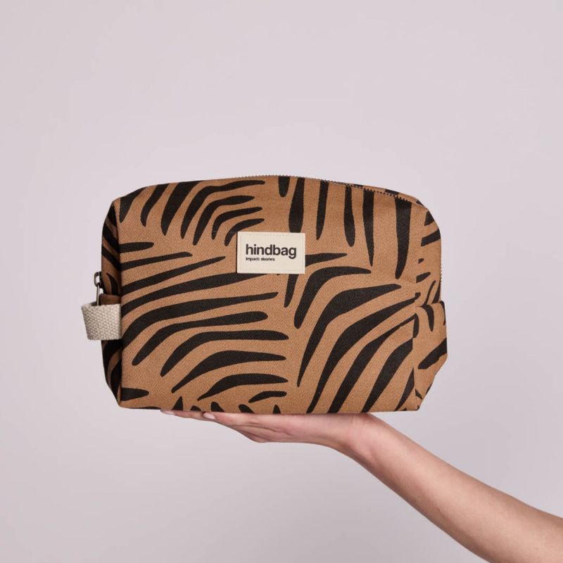Trousse de toilette Leon Zèbre Cannelle Hindbag Ambiance 2