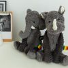 Peluche Les Ptipotos Dimoitou l'éléphant gris (35 cm)  par Les Déglingos