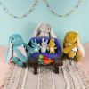 Peluche Lapin maman et bébé Les Ptipotos Aqua (25 cm) Les Déglingos Ambiance 2