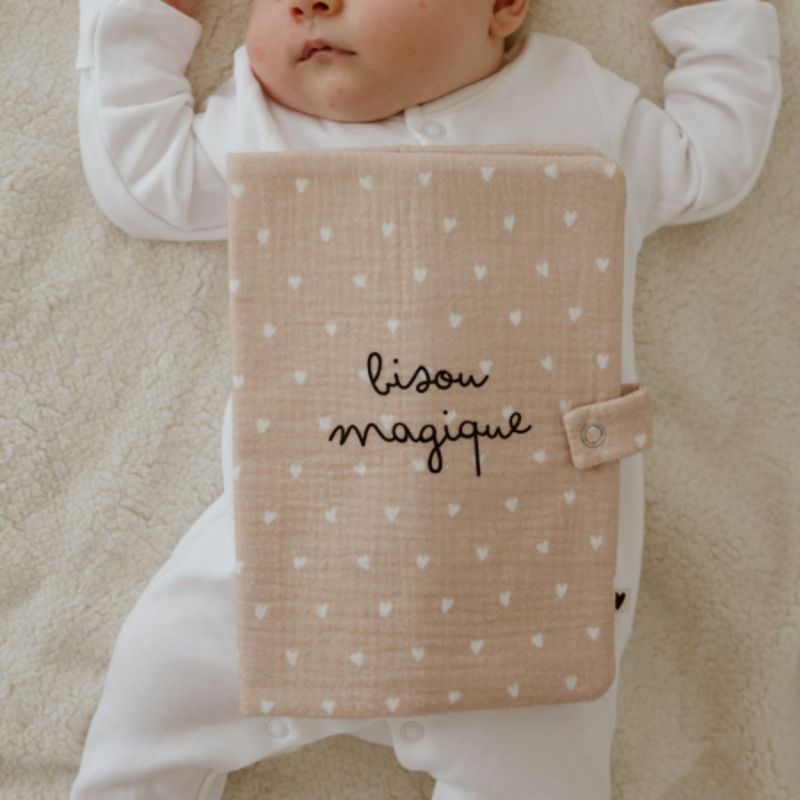 Protège carnet de santé Gaze Cœurs Beige (personnalisable) Atelier Wagram Ambiance 2
