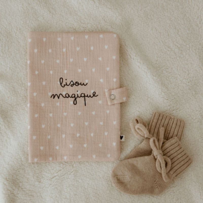 Protège carnet de santé Gaze Cœurs Beige (personnalisable) Atelier Wagram Ambiance 5
