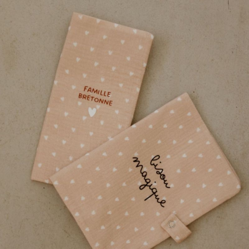 Protège carnet de santé Gaze Cœurs Beige (personnalisable) Atelier Wagram Ambiance 6