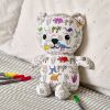 Ours en Peluche à colorier lavable et réutilisable Dino avec 10 feutres (25 cm) Eatsleepdoodle Ambiance 7