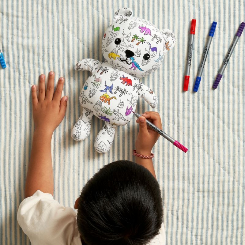 Ours en Peluche à colorier lavable et réutilisable Dino avec 10 feutres (25 cm) Eatsleepdoodle Ambiance 2