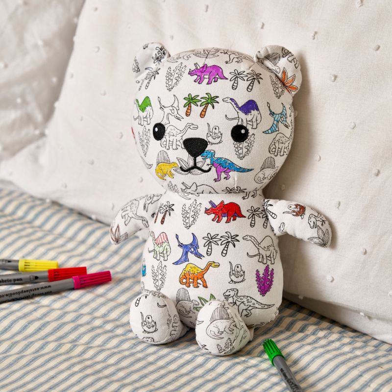 Ours en Peluche à colorier lavable et réutilisable Dino avec 10 feutres (25 cm) Eatsleepdoodle Ambiance 7