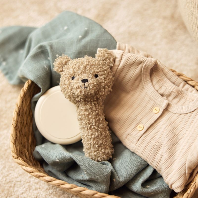 Image d'ambiance de présentation du produit Hochet ours Teddy Bear Olive Green - Jollein