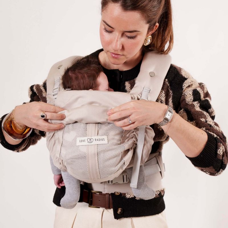 Porte bébé PhysioCarrier V2 Or Blanc Love Radius Ambiance 6