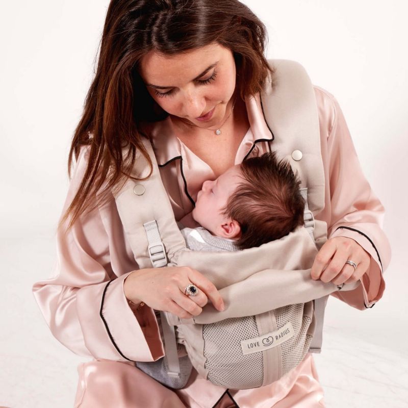 Porte bébé PhysioCarrier V2 Or Blanc Love Radius Ambiance 8