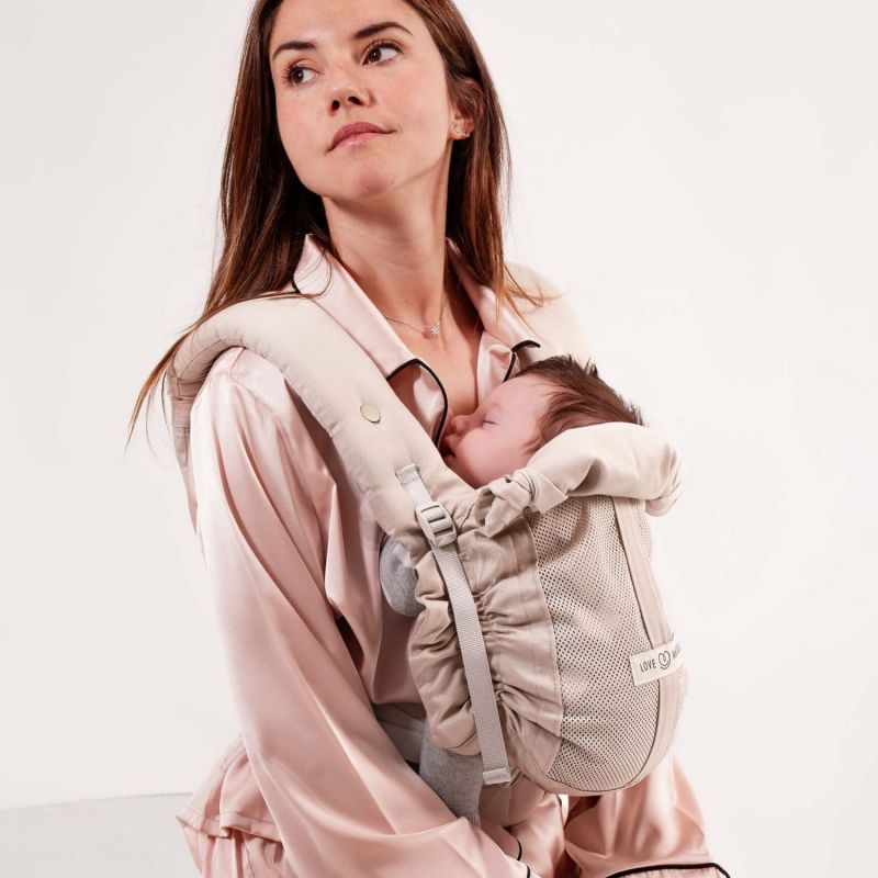 Porte bébé PhysioCarrier V2 Or Blanc Love Radius Ambiance 9
