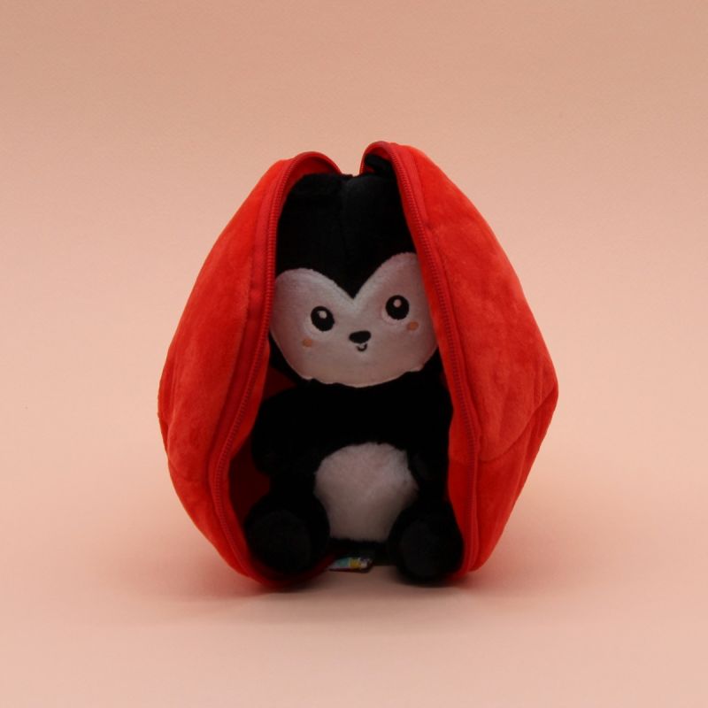 Image d'ambiance de présentation du produit Peluche Les Flipetz Comet la coccinelle/tomate - Les Déglingos