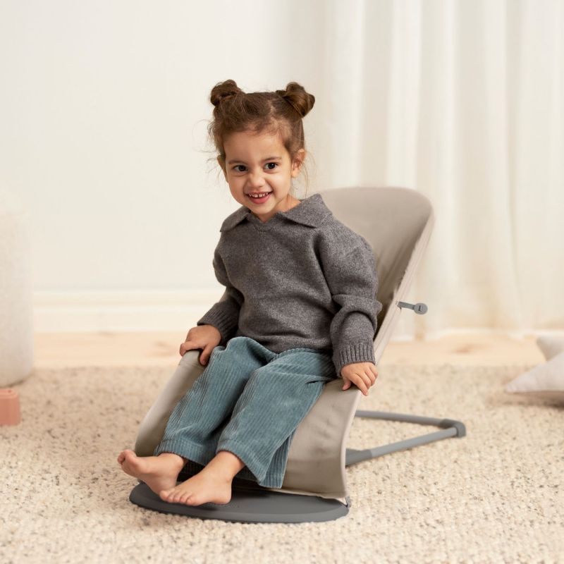 Transat Balance Soft Balance Soft Tri Fabric gris sable BabyBjörn Ambiance 7