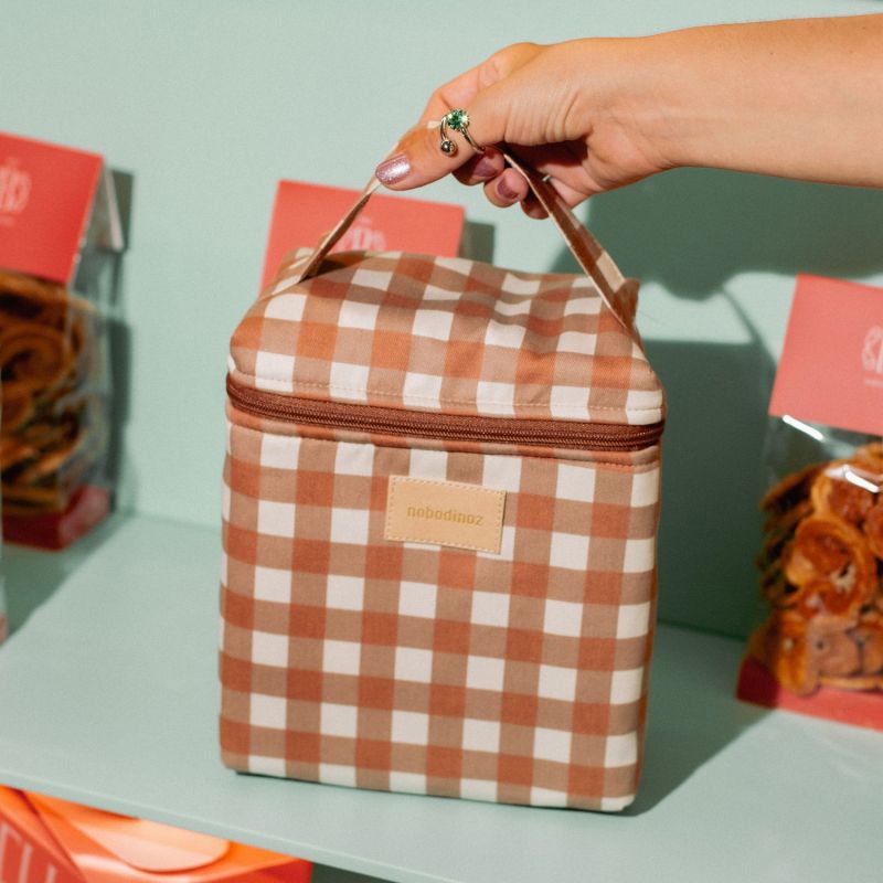 Sac isotherme pour biberon et déjeuner Vichy Terracotta Hyde Park Nobodinoz Ambiance 2