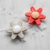 Jouet spinner Fleur Argile Nattou Ambiance 2