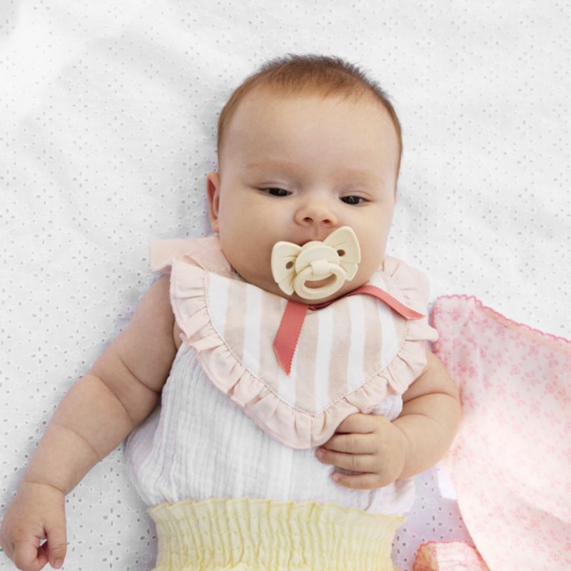 Sucette orthodontique en silicone Binky Bow Oat White (3 mois et +) Elodie Details Ambiance 2