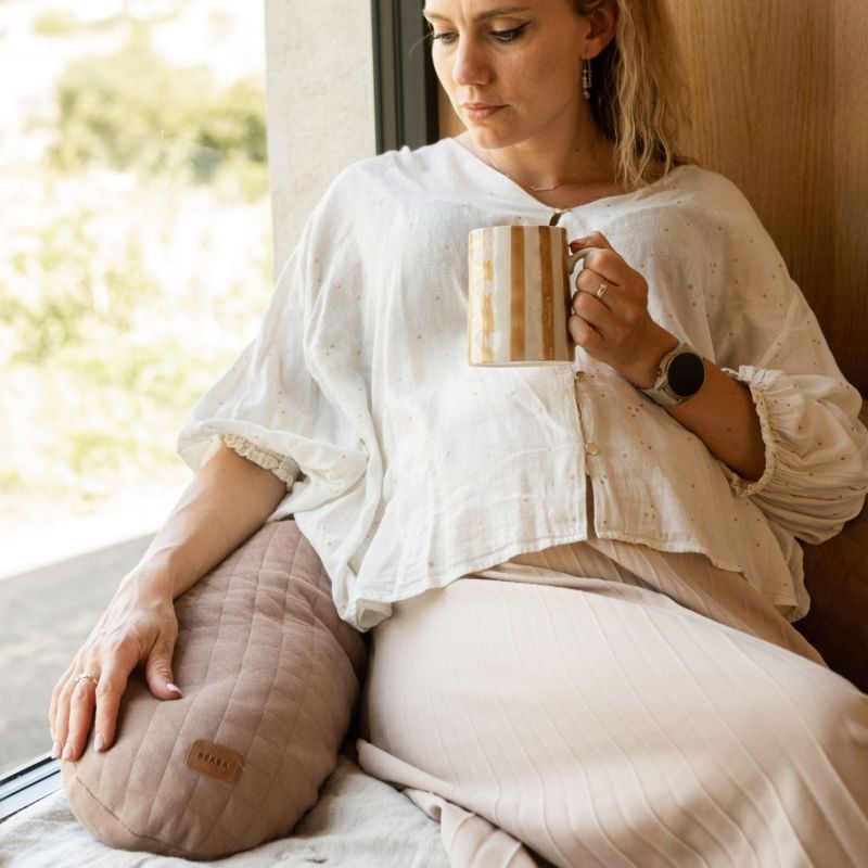Coussin de grossesse et allaitement Big Flopsy Fleur de coton Cacao Béaba Ambiance 2
