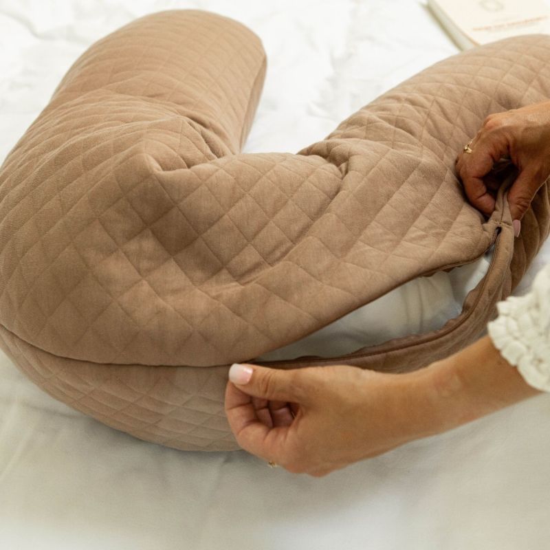 Coussin de grossesse et allaitement Big Flopsy Fleur de coton Cacao Béaba Ambiance 4