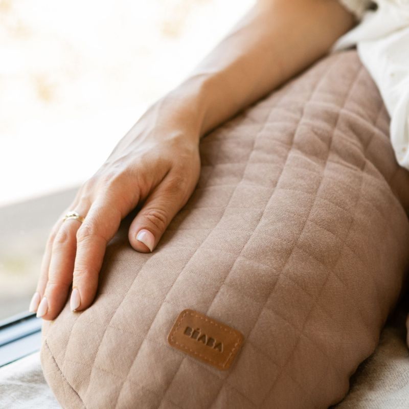 Coussin de grossesse et allaitement Big Flopsy Fleur de coton Cacao Béaba Ambiance 5