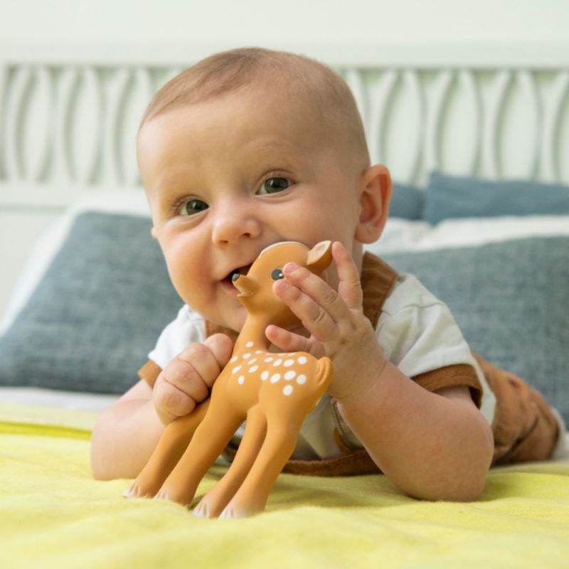 Image d'ambiance de présentation du produit Jouet de dentition Fanfan le faon - Sophie la girafe