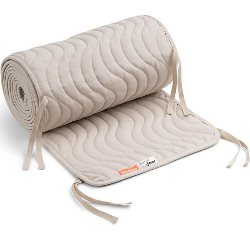 Tour de lit matelassé Waves Sable (pour lit 60 x 120 cm) Done by Deer