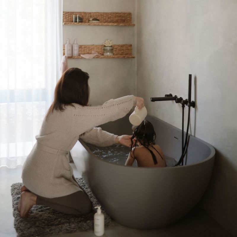 Image d'ambiance de présentation du produit Gobelet de rinçage pour le bain Shifting Sand - Mushie