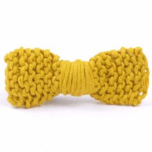 Barrette petit noeud tricoté main jaune foncé (5 cm)  par Mamy Factory