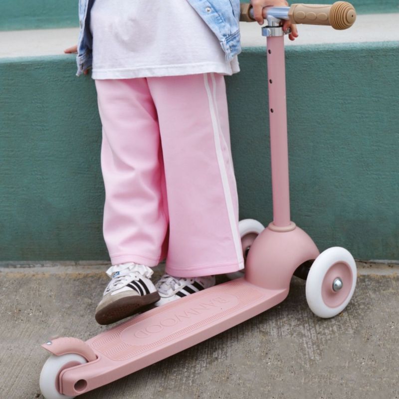 Trottinette ECO Dusty Rose avec panier Pin & Ride Banwood Ambiance 2