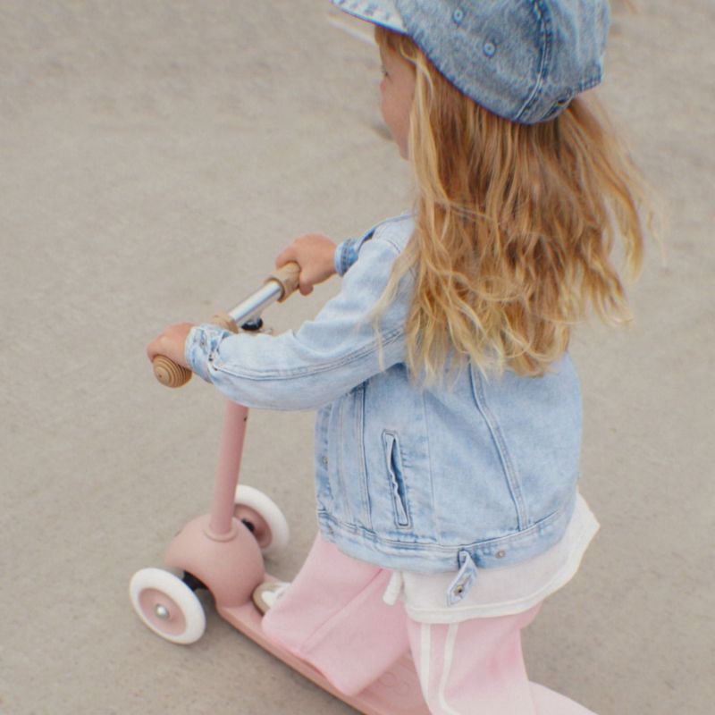 Trottinette ECO Dusty Rose avec panier Pin & Ride Banwood Ambiance 5