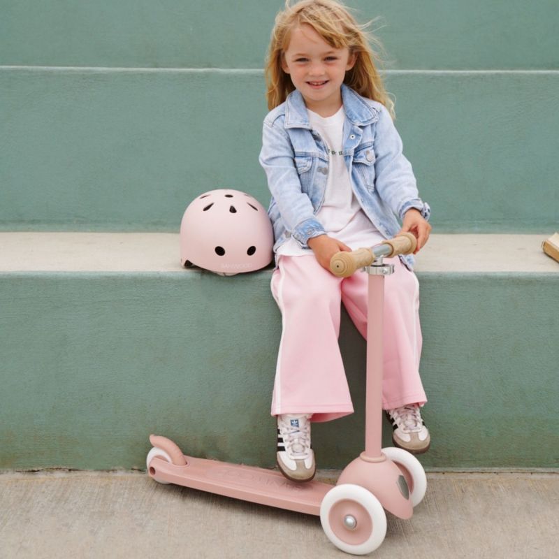 Trottinette ECO Dusty Rose avec panier Pin & Ride Banwood Ambiance 6